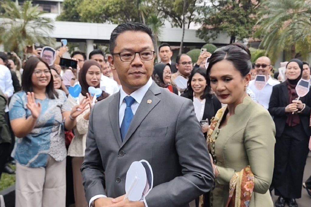 Momen Sugiono Pamit dari Kemlu, Pegawai Beri Salam Perpisahan