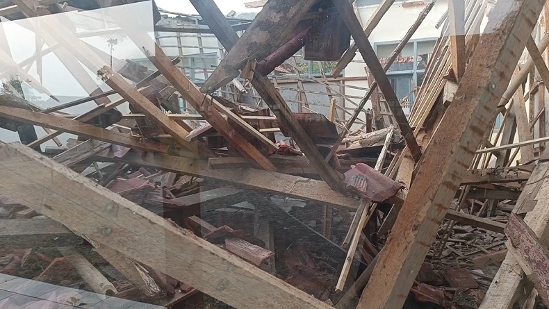 Lama Tak Diperbaiki, Bangunan SDN 3 Cihirup Kuningan Roboh