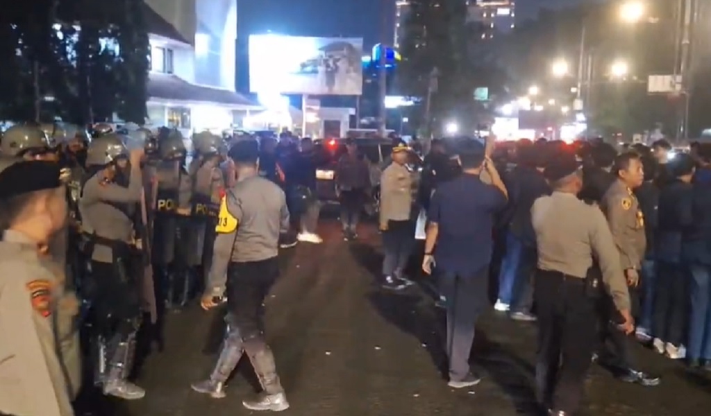 Demo 2 Tahun Pemerintahan Prabowo di Bandung Ricuh, Massa-Polisi Saling Dorong
