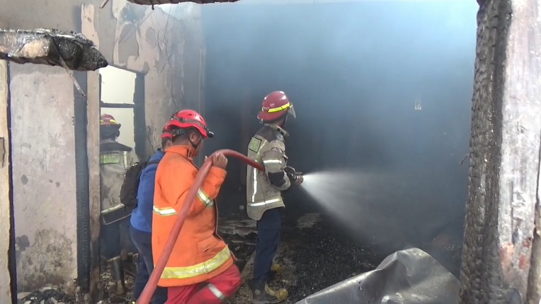 Gudang Peralatan Wedding Organizer di Purwakarta Terbakar, Warga Panik