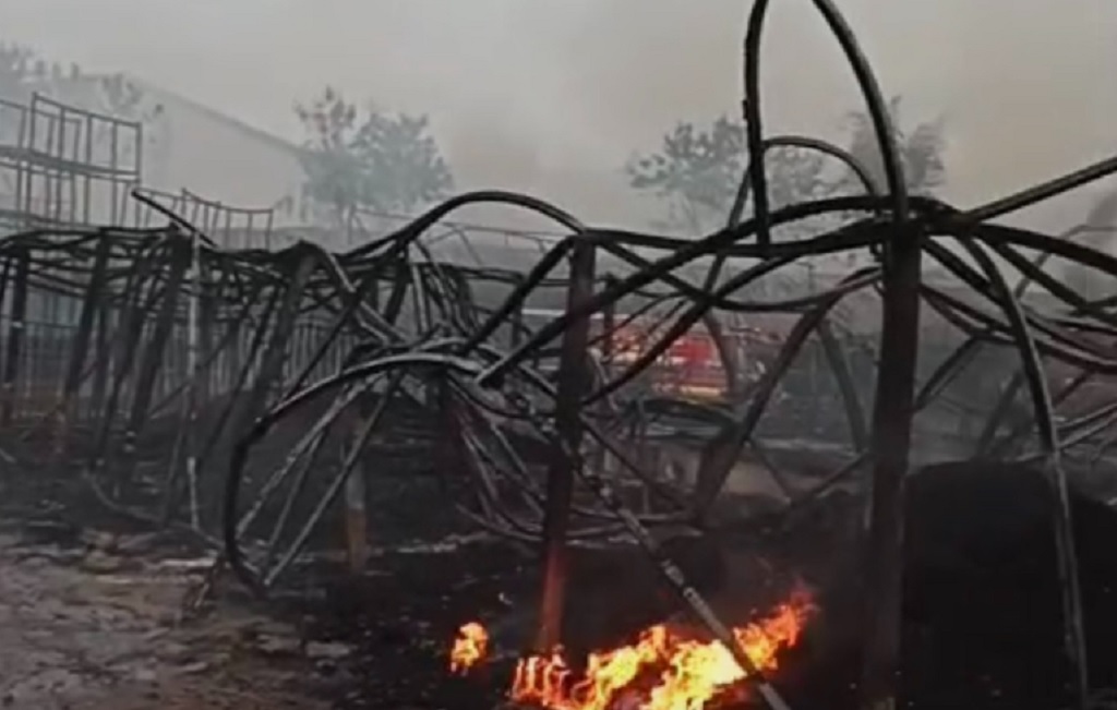 Kebakaran Landa Gudang Paralon di Tangerang gegara Warga Bakar Sampah