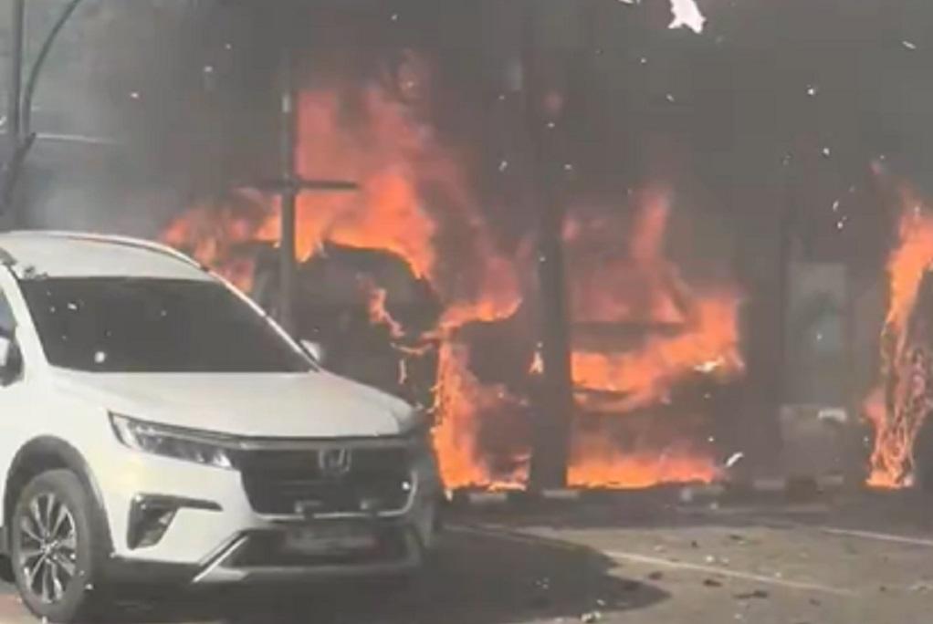 Mobil Listrik Terbakar di Tebet Jaksel, 28 Personel Damkar Turun Tangan