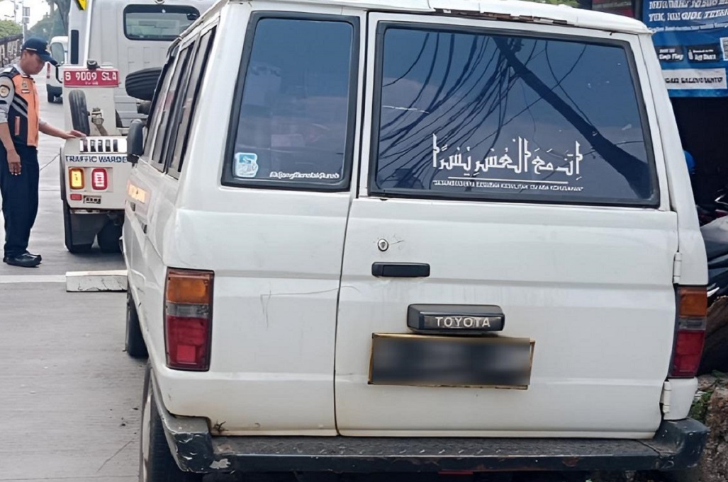 Diadukan Warga, Mobil Rusak di Bahu Jalan Lebak Bulus Jaksel Akhirnya Diderek Dishub