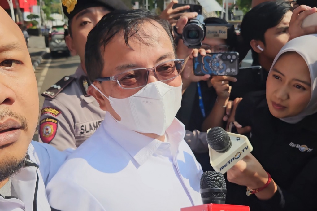 Sestama BNPB Rustian Tinggalkan Gedung KPK usai Kena OTT, Tak Diborgol
