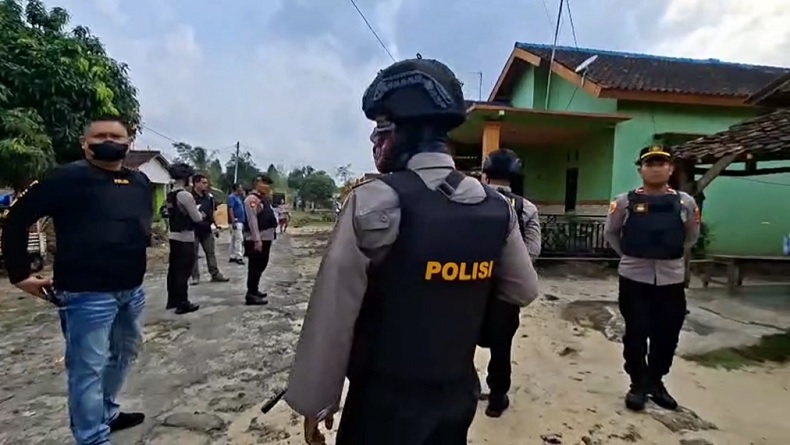Penggerebekan Kampung Narkoba di Lampung Timur, 6 Orang Ditangkap dan Senpi Rakitan Disita