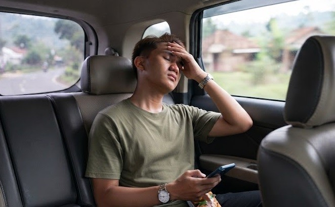 Mengapa Main HP saat Naik Mobil Bikin Mual? Ini Penjelasan Dokter