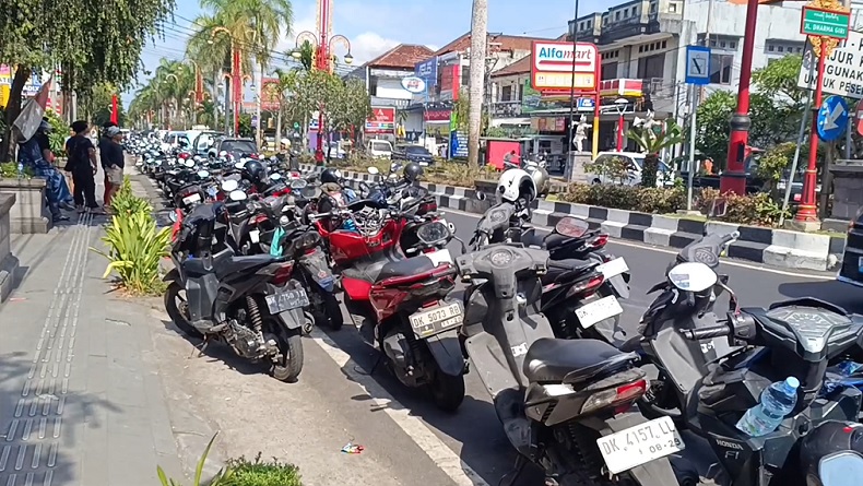 Pasokan BBM Belum Tiba, Warga Gianyar Antre Belasan Jam di SPBU