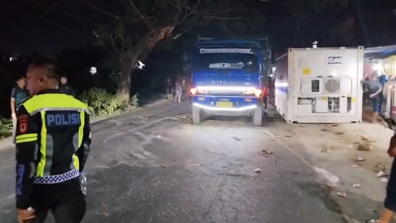 Tragis! Peti Kemas Truk Kontainer Timpa 2 Mahasiswi di Takalar, Kaki Korban Patah