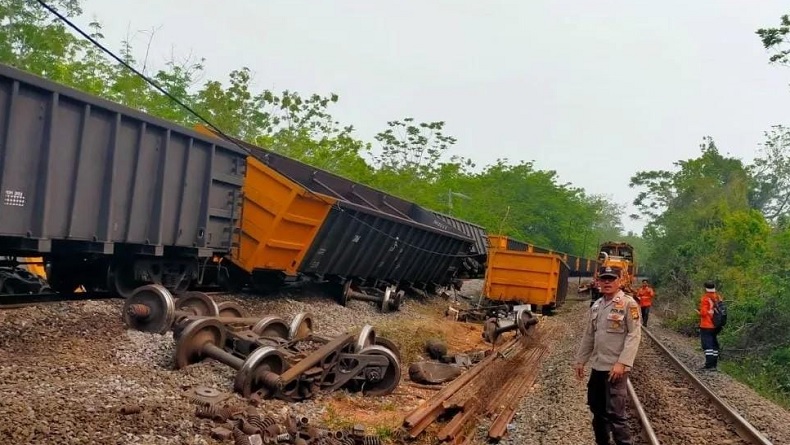 Tabrakan 2 Kereta Babaranjang di OKU Sumsel, 2 Lokomotif Terguling dan 12 Gerbong Terbalik