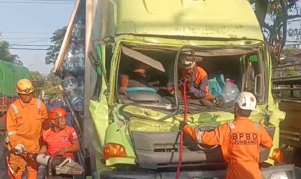 Kecelakaan di Jombang, Sopir Truk Terjepit usai Dihantam Tronton Galon