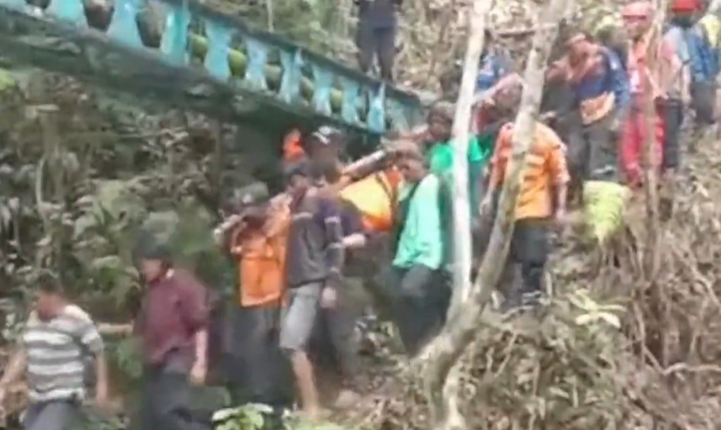 Detik-Detik Mengerikan Wisatawan Wanita Tewas Jatuh dari Air Terjun di Limapuluh Kota