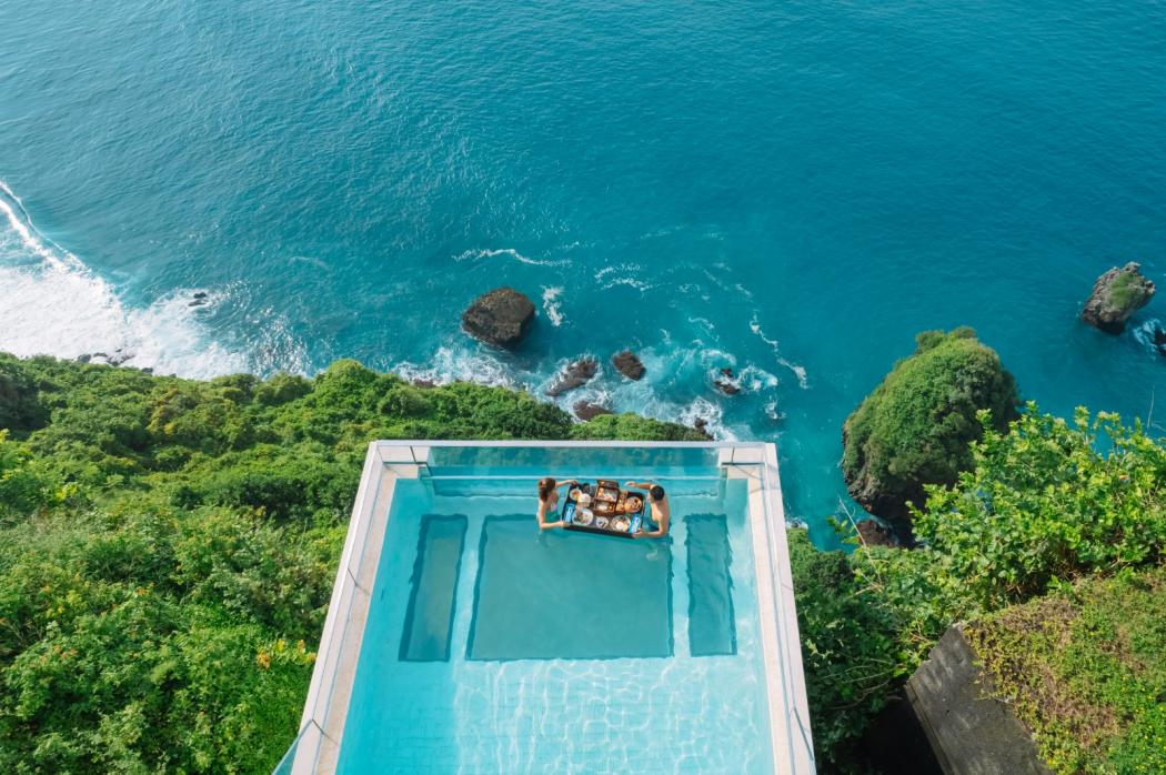 Mengintip Pesona Uluwatu dari Atas Tebing hingga ke Dalam Gua, Begini Keindahannya!