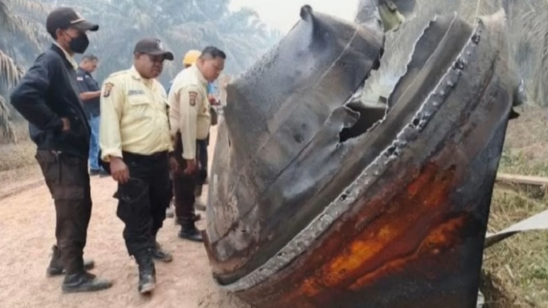 Kotim Heboh! Benda Misterius Mirip Serpihan Roket Ditemukan di Kebun Sawit