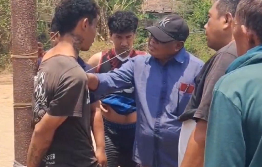 Tepergok Iseng Bakar Lahan, Pemuda di Jombang Dihajar Warga dan Diikat di Tiang