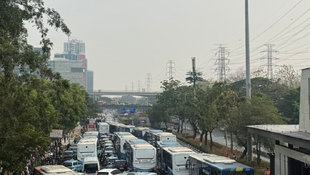 Macet Horor di Cawang, Butuh Berjam-jam ke Exit Tol Cawang