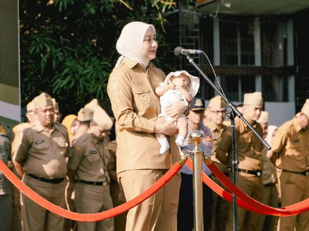 Viral Wakil Bupati Garut Putri Karlina Gendong Bayi saat Apel Upacara, Ini Fotonya!
