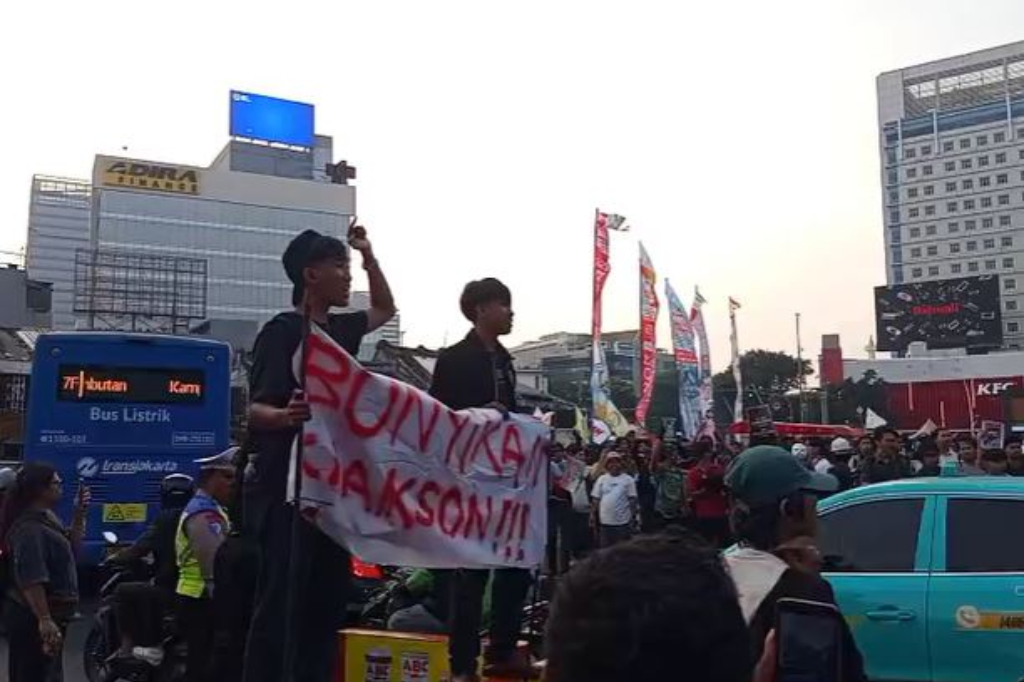 Riuh! Massa Demo 2 Tahun Prabowo-Gibran Ajak Pengendara Bunyikan Klakson