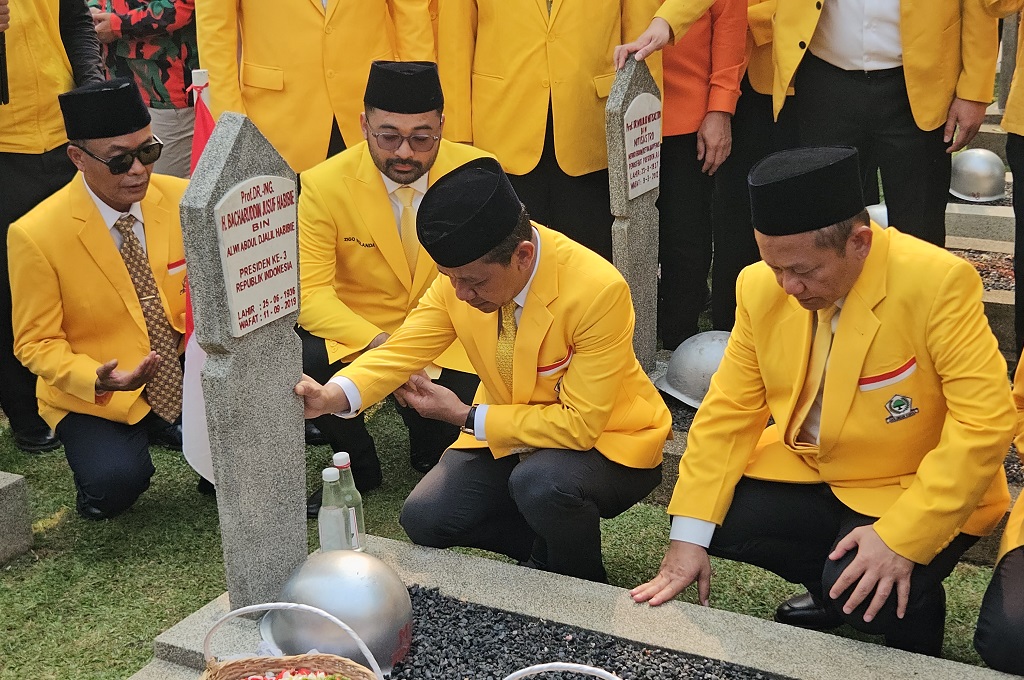 Bahlil Pimpin Golkar Ziarah ke TMP Kalibata, Tabur Bunga di Makam BJ Habibie