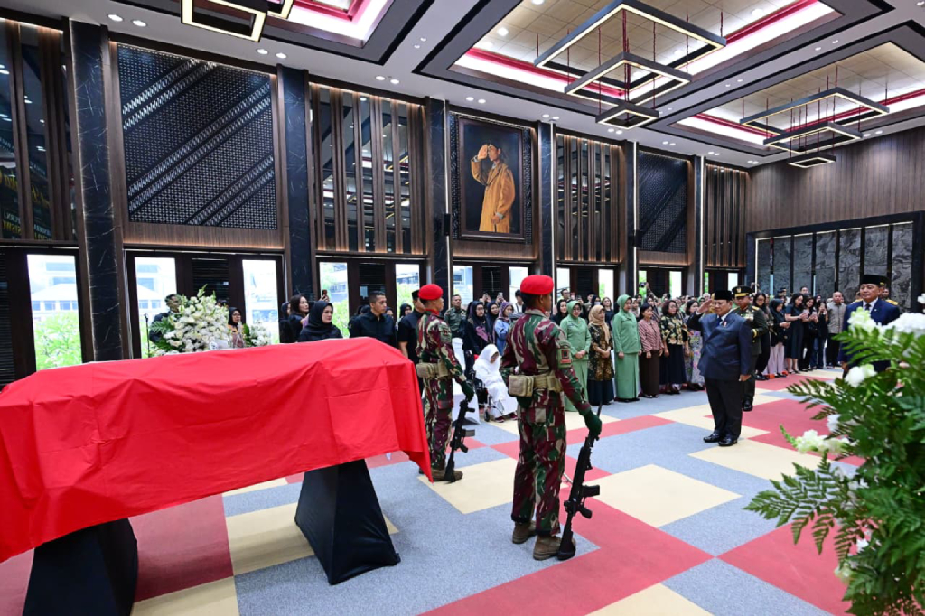 Momen Prabowo Beri Hormat di Depan Peti Jenazah Subagyo HS, Suasana Khidmat di Mabesad