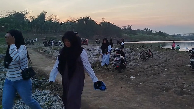 Unik! Sungai Brantas Mengering, Jadi Jalan Pintas dan Tempat Wisata Warga