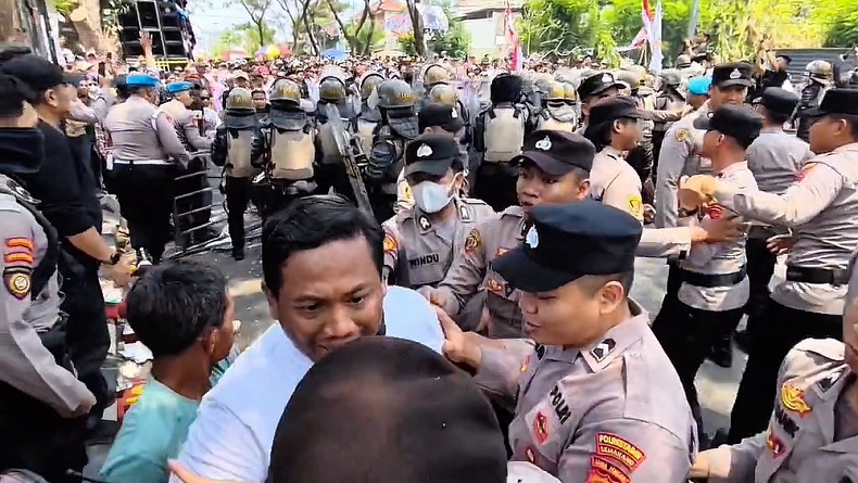Ricuh, Massa Pendukung Sudewo Merangsek Masuk Pagar Pembatas 