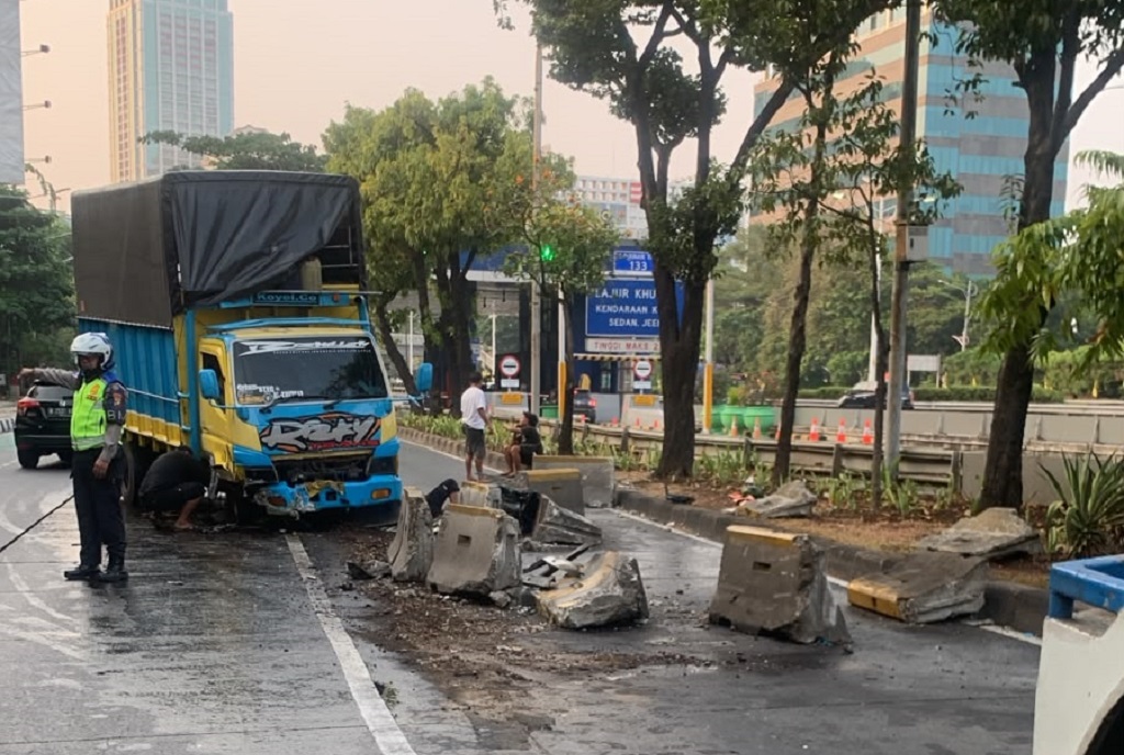 Truk Tabrak Separator Busway di Jakbar Bikin Macet, Transjakarta Koridor 9 Terlambat