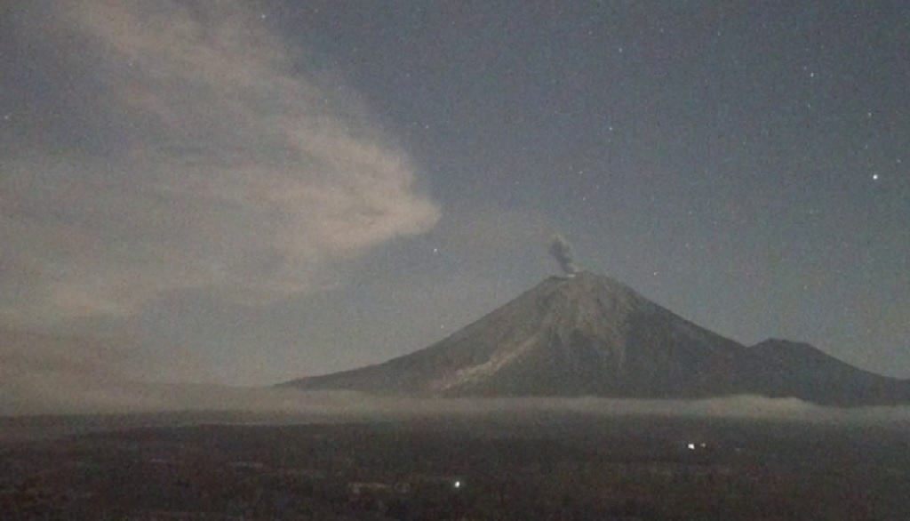 Gunung Semeru Erupsi Beruntun Malam Ini, Muntahkan Abu Vulkanik 800 Meter