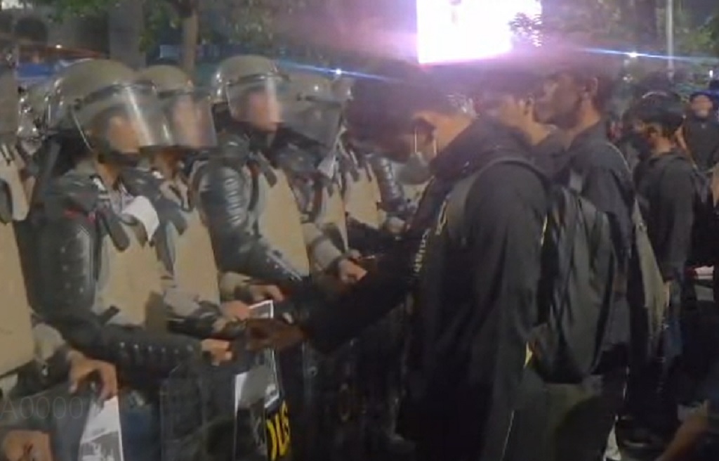 Polisi Tangkap Sejumlah Orang saat Aksi Demo Mahasiswa di Simpang Lima Semarang