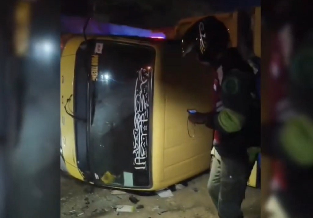 Kecelakaan Dump Truk Oleng Timpa 2 Motor di Pantura Tuban, 4 Orang Luka-Luka