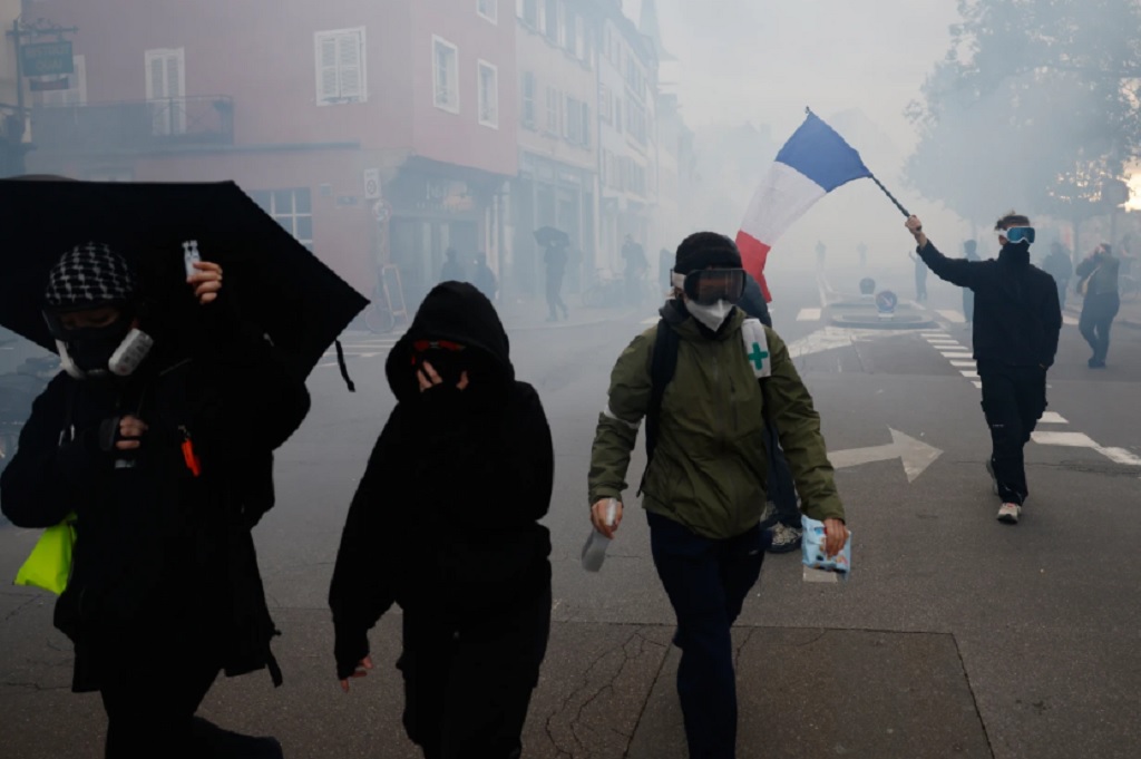 Bentrokan di Paris Prancis kembali Pecah! Polisi Tembakkan Gas Air Mata