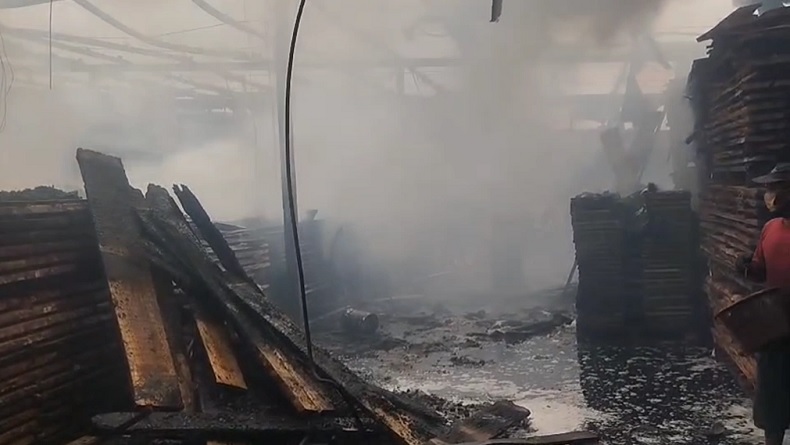 Gudang Kayu Pabrik Furnitur Ekspor di Cirebon Terbakar, Kerugian Rp750 Juta