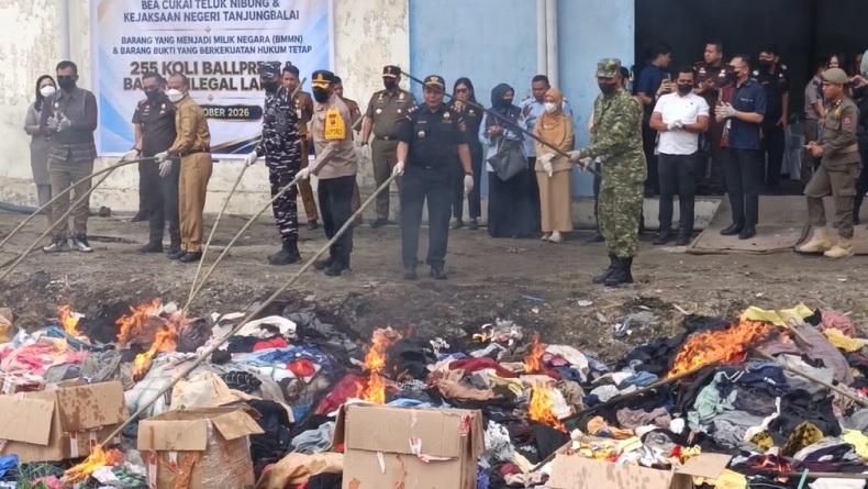Bea Cukai Bakar 255 Karung Pakaian Bekas Ilegal Asal Malaysia