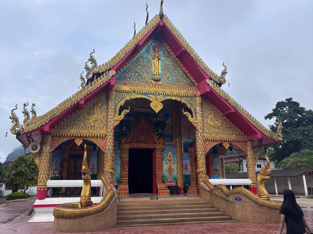 Pesona Wat Nam Lad Wang Sang di Chiang Rai Thailand, Kuil dengan Stupa Emas yang Menenangkan