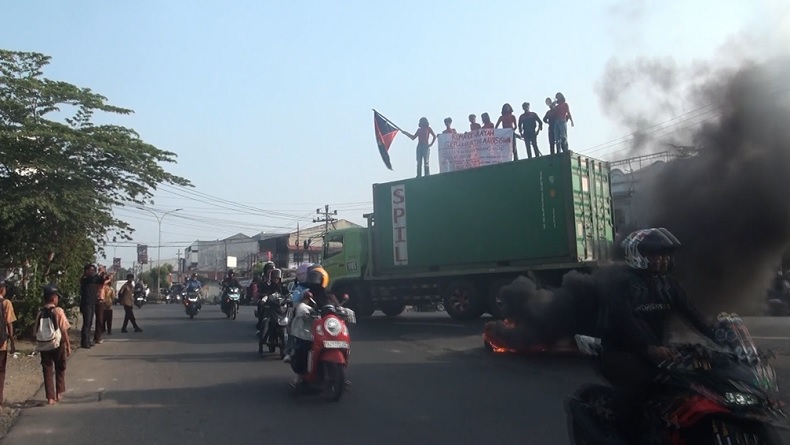 Demo di Palopo Sandera Truk Kontainer untuk Orasi, Mahasiswa Desak Menhut Mundur