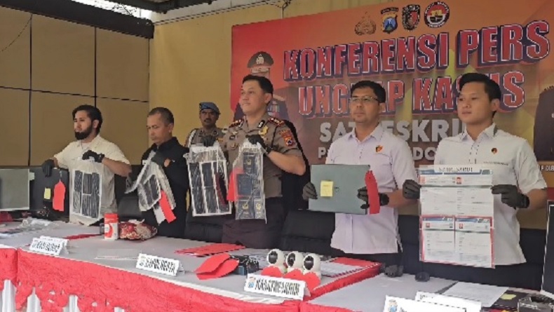 Rumah di Sidoarjo Diduga Jadi Markas Scamming Internasional, 8 WNA Vietnam Ditangkap