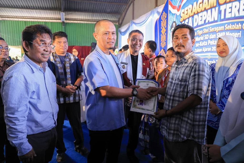 Wako Serahkan Langsung Seragam Gratis untuk Siswa di Kota Pekanbaru
