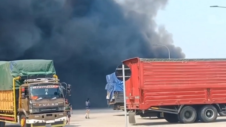 Kebakaran Gudang Limbah Plastik di Pasuruan, Api Merembet ke Lahan Ilalang
