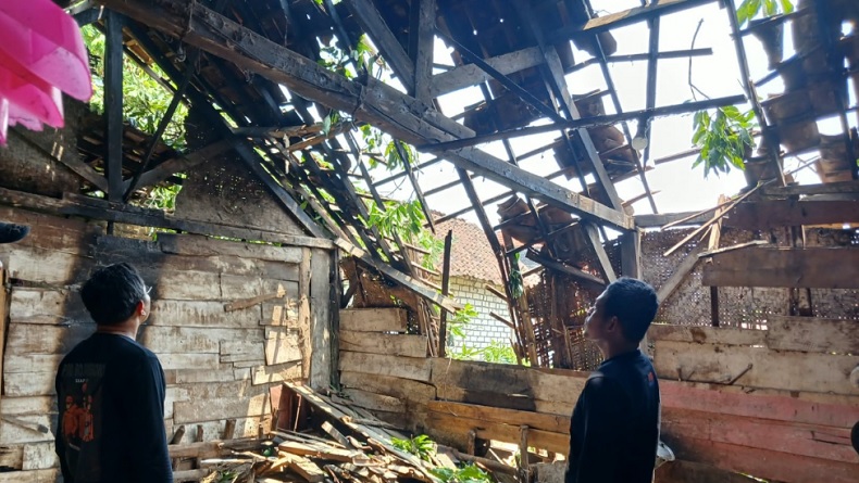 Mencekam! Angin Kencang Terjang 3 Desa di Bojonegoro, Belasan Rumah Rusak