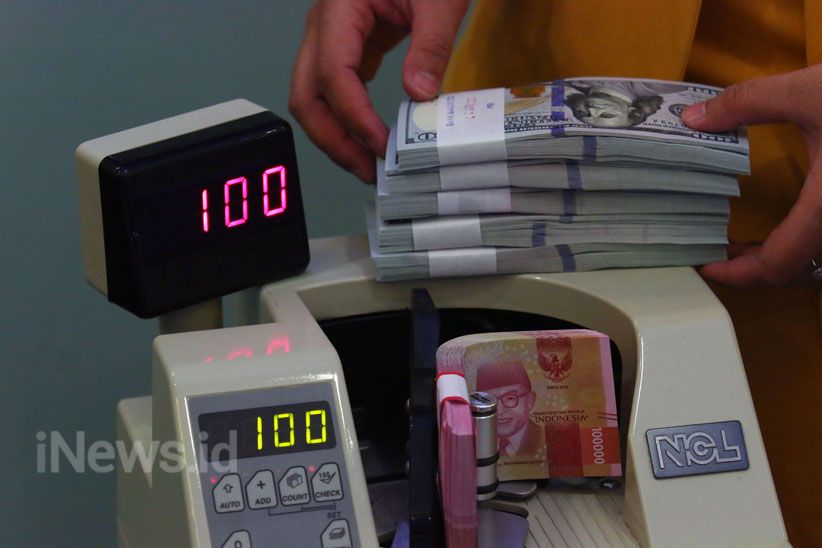 Rupiah Sore Terpuruk Lawan Dolar AS, Tembus Rp15.100
