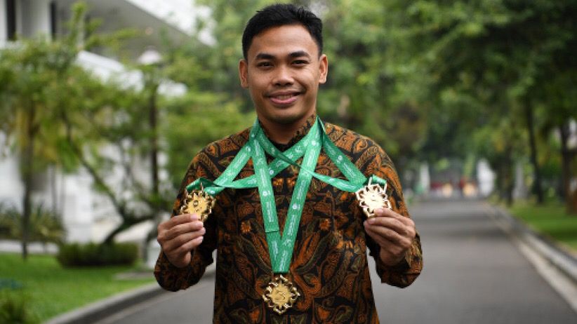 Juara Dunia Angkat Besi Eko Yuli Terima Bonus Rp250 Juta dari Jokowi