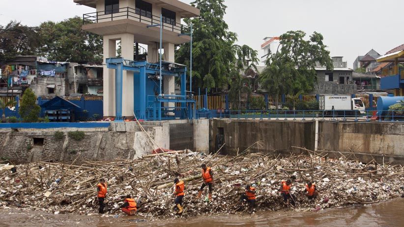 Musim Hujan, Kasur dan Kulkas Pun Nyangkut di Pintu Air Manggarai