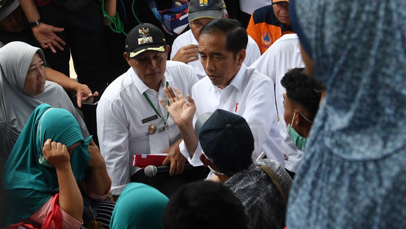 Pengungsi Korban Tsunami di Lampung Menangis saat Dikunjungi Jokowi