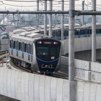 Demi Tingkatkan Pendapatan, MRT Bakal Jual Sandal di Stasiun