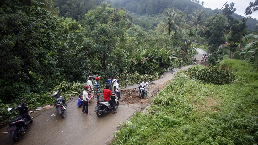 Lama Tunggu Alat Berat, Warga dan Polisi di Tana Toraja Bersihkan Material Longsor secara Manual