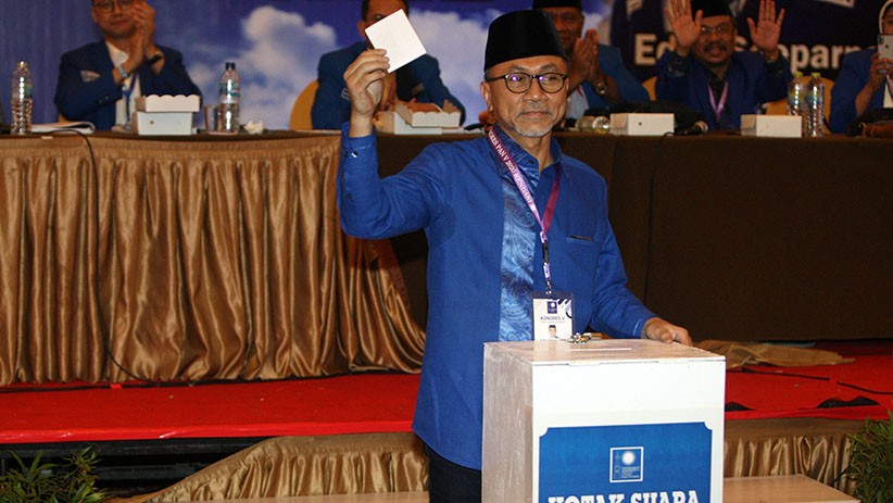 Momen Zulkifli Hasan-Mulfachri Harahap Berpelukan usai Insiden Lempar Kursi