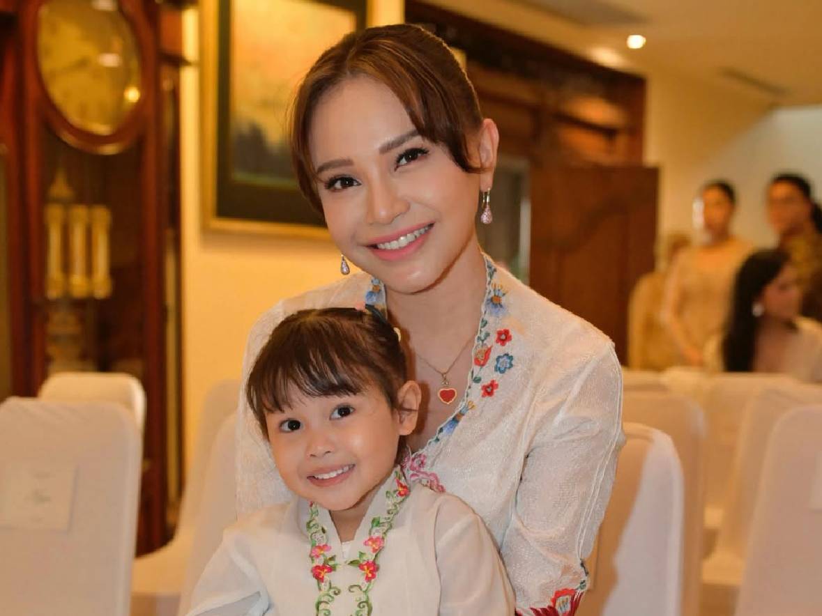 Viral Rossa Kenalkan Anak Perempuannya, Namanya Raina Mikayla Almahyra Viral Rossa Kenalkan Anak Perempuannya, Namanya Raina Mikayla Almahyra