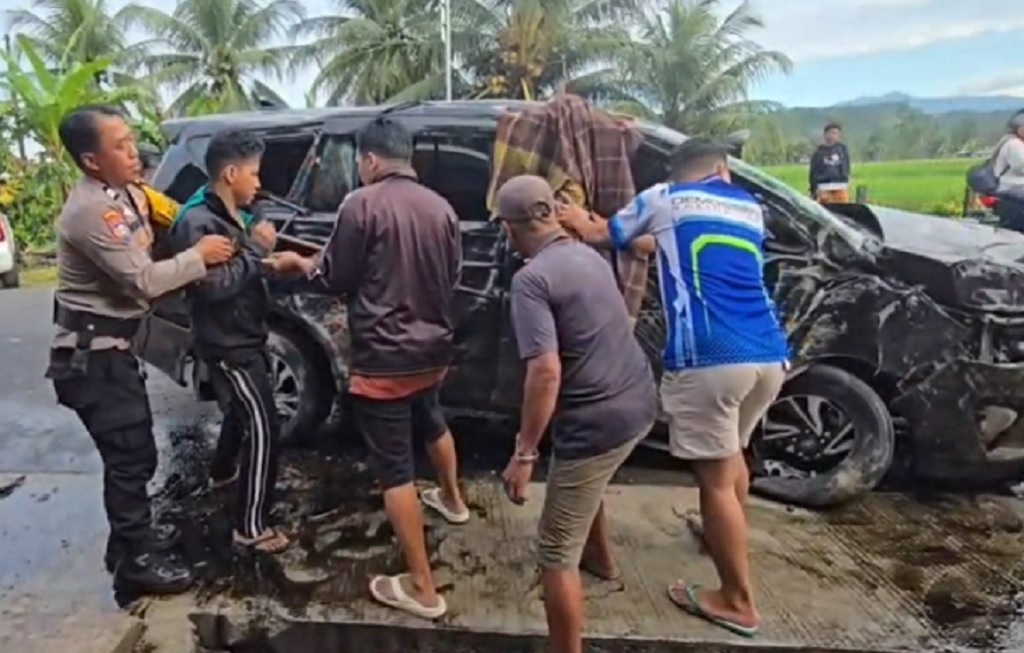 Kecelakaan Beruntun Innova Tabrak 2 Kendaraan di Padang Pariaman, 1 Tewas 10 Luka Kecelakaan Beruntun Innova Tabrak 2 Kendaraan di Padang Pariaman, 1 Tewas 10 Luka