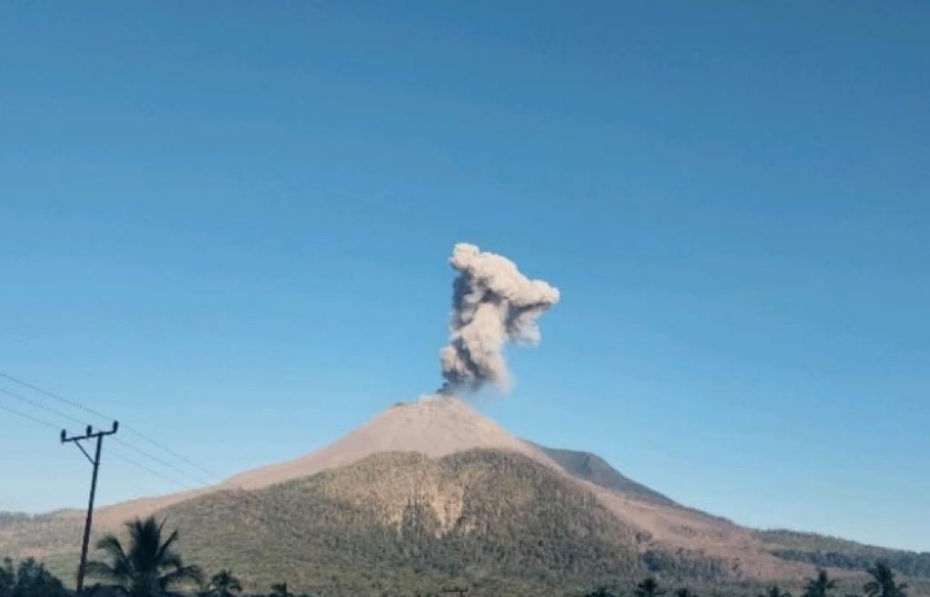 Gunung Lewotobi Laki-Laki Erupsi, Muntahkan Abu Vulkanik 800 Meter