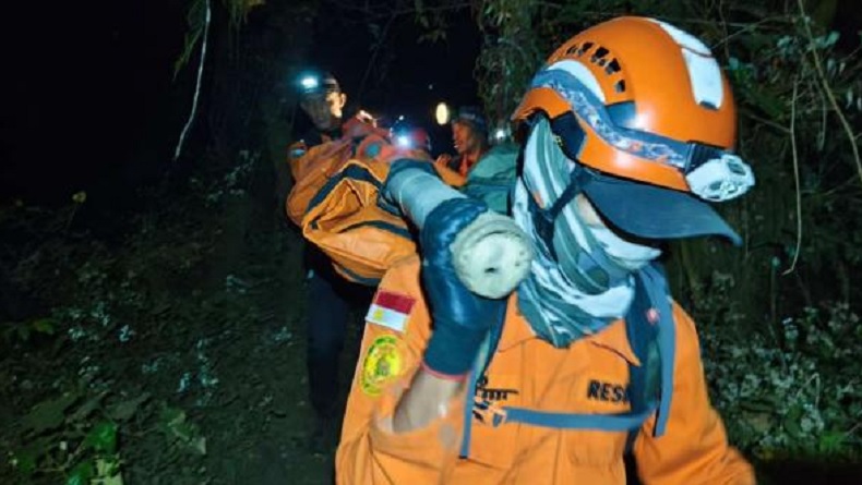 Jenazah Fahri Pendaki 16 Tahun Jatuh di Kawah Gunung Slamet Berhasil Dievakuasi Jenazah Fahri Pendaki 16 Tahun Jatuh di Kawah Gunung Slamet Berhasil Dievakuasi