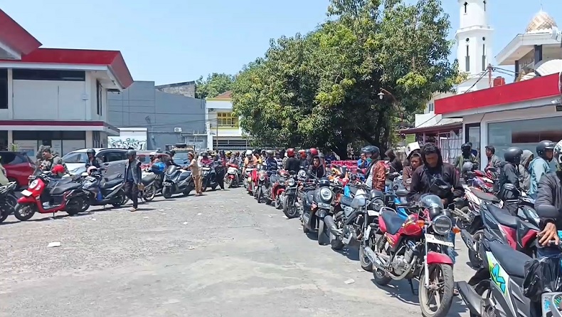 Bahlil Ungkap Biang Kerok Antrean Panjang Kendaraan di SPBU Makassar Bahlil Ungkap Biang Kerok Antrean Panjang Kendaraan di SPBU Makassar